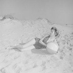Tirage photo argentique noir et blanc mode Pin Up femme 40x40cm
