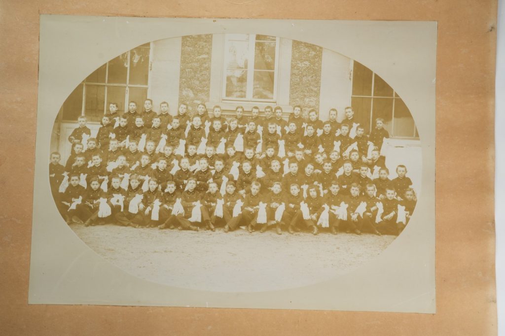 TIRAGE photo citrate	France	Groupe d'enfant garçon communiant 	28X39	1900