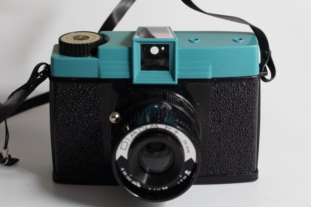 APPAREIL PHOTO-LOMOGRAPHY DIANA F ARGENTIQUE 2000--PLASTIQUE 6X6 120--trés bon é