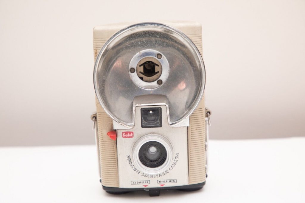 APPAREIL PHOTO-KODAK BROWNIE STARFLASH ARGENTIQUE 1950 -FORMAT 127 bon état