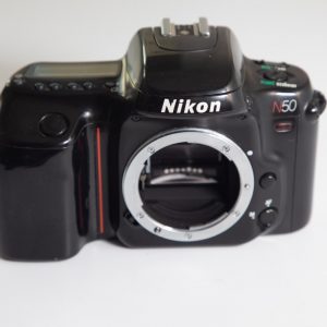 APPAREIL PHOTO-NIKON N50 ARGENTIQUE 1990-BOITIER NU-AUTOFOCUS 24X26mm trés bon