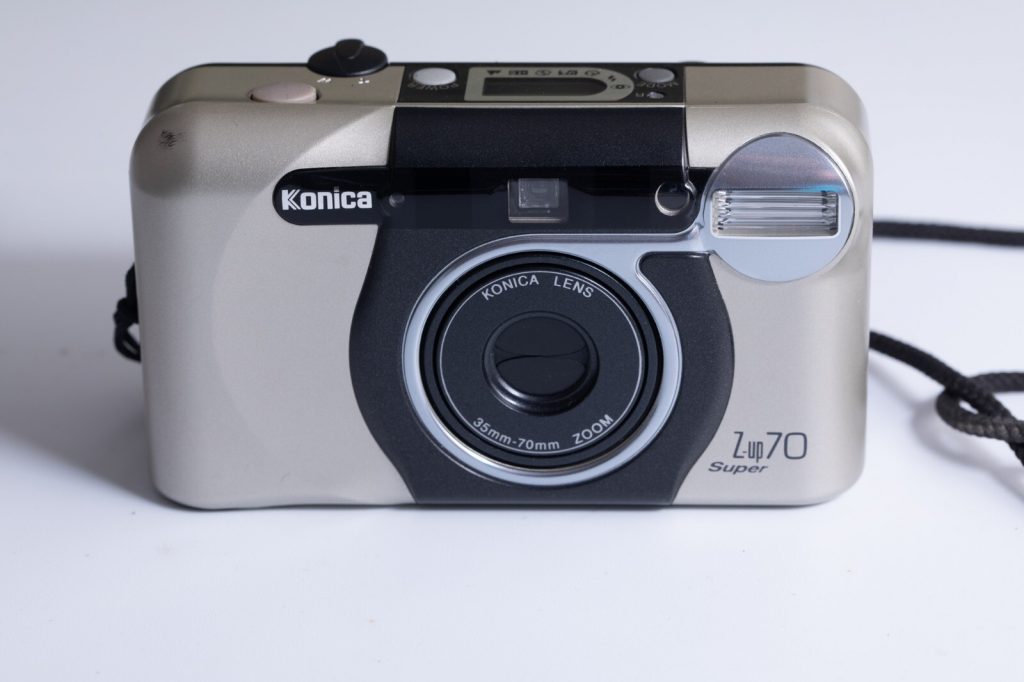 APPAREIL PHOTO-KONICA Z UP 70 ARGENTIQUE 1990--24x36cm -GRIS-bon état