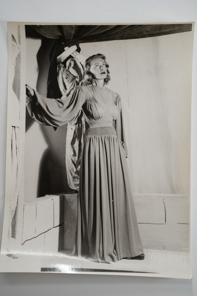 PHOTO Argentique	France	Théâtre actrice à identifié	18X24cm	1970