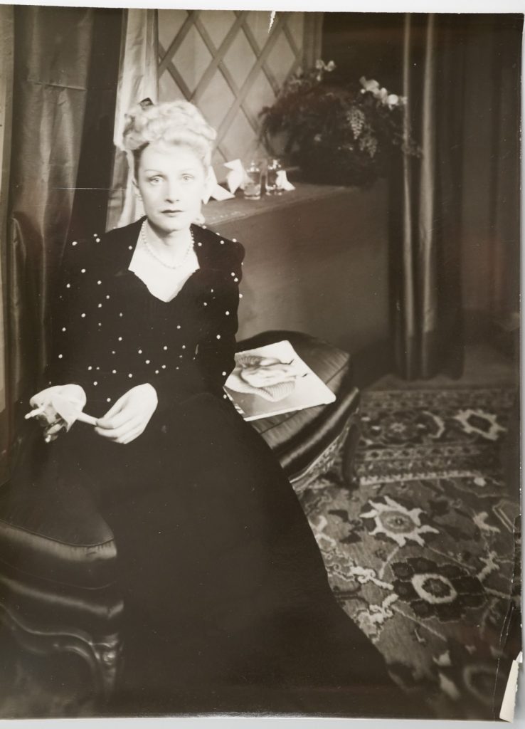 PHOTO Argentique France Théâtre actrice à identifié 18X24cm 1970