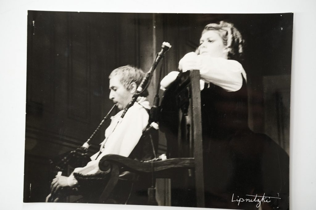 PHOTO Argentique France Théâtre comédien cornemuse 18X24cm 1960