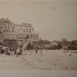 TIRAGE PHOTO	ALBUMINE SUR CARTON  P.FROIS 1880	BIARRITZ PLAGE  13,5X22cm