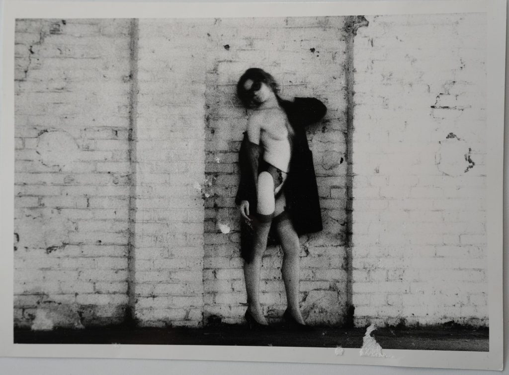 PHOTO argentique nu femme nue pinup NOIR ET BLANC format 13X18cm circa 1980