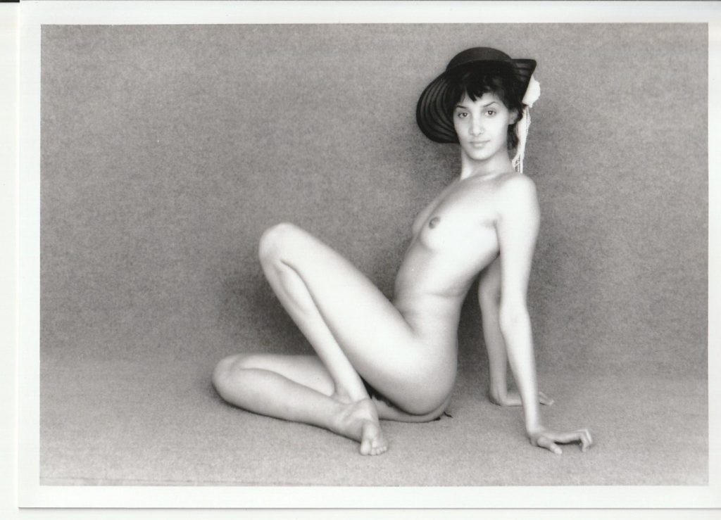 PHOTO argentique NU NOIR ET BLANC format 13X18 circa 1980