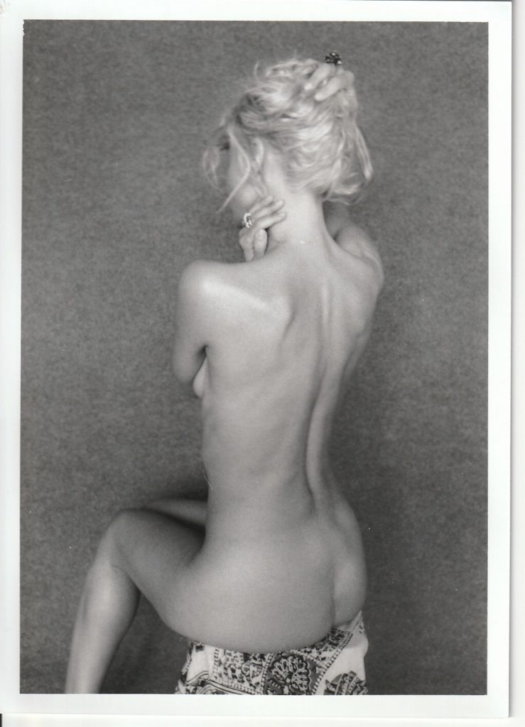 PHOTO argentique NU NOIR ET BLANC format 13X18 circa 1980