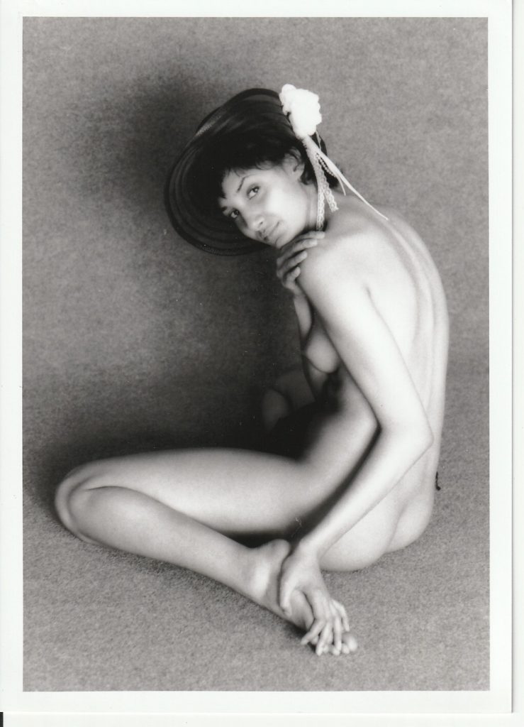 PHOTO argentique NU NOIR ET BLANC format 13X18 circa 1980