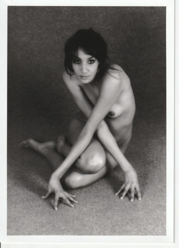PHOTO argentique nu femme nue pinup NOIR ET BLANC format 13X18cm circa 1980
