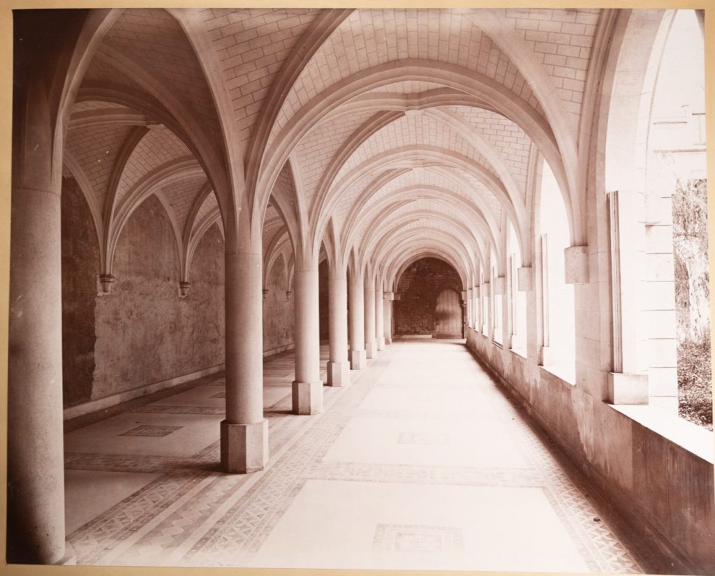 GRANDE PHOTO	ALBUMINE 1900 Cloitre Abbaye Saint-Martin de Ligugé 38X47cm