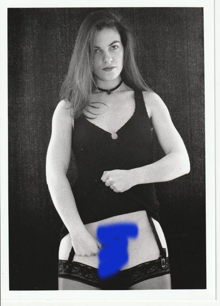 PHOTO argentique NU NOIR ET BLANC format 13X18 circa 1980
