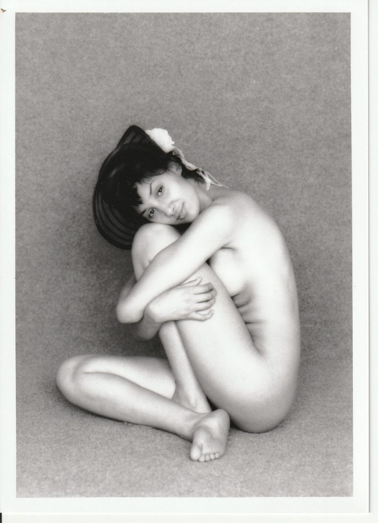 PHOTO argentique NU NOIR ET BLANC format 13X18 circa 1980
