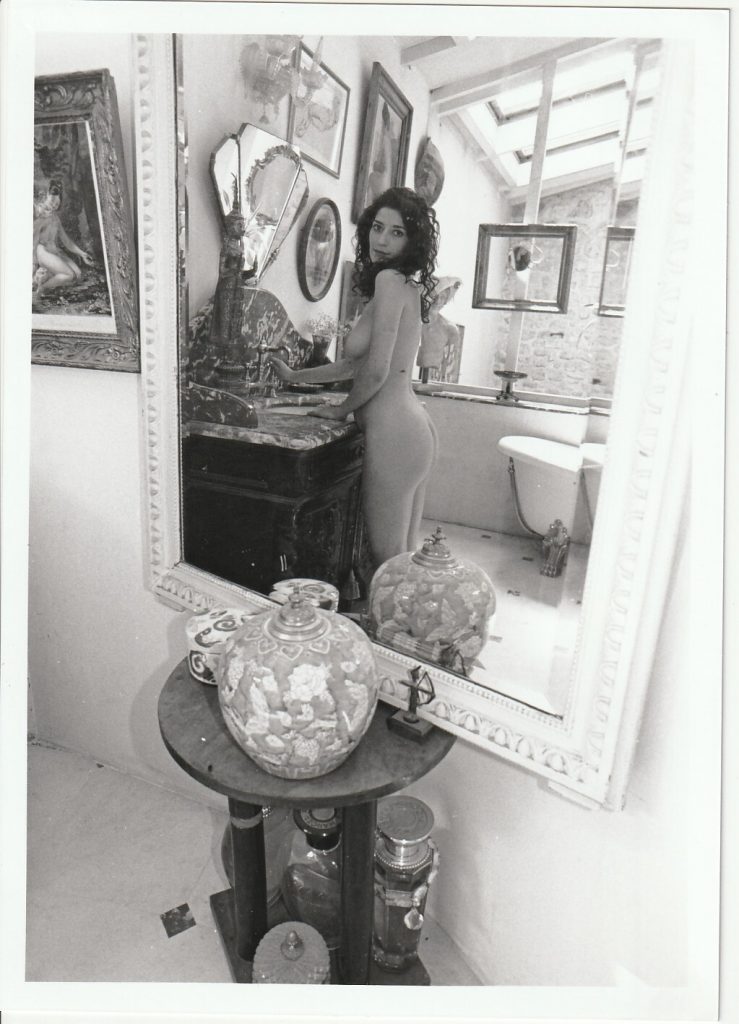 PHOTO argentique NU NOIR ET BLANC format 13X18 circa 1980