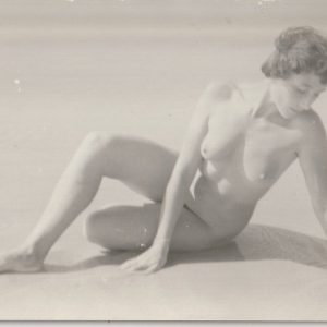 TIRAGE PHOTO	PHOTO CARTE AMATEUR ARGENTIQUE CPA 1960	FEMME NUE SUR LA PLAGE NU