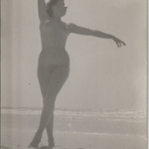 TIRAGE PHOTO	PHOTO CARTE AMATEUR ARGENTIQUE CPA 1960	FEMME NUE SUR LA PLAGE NU
