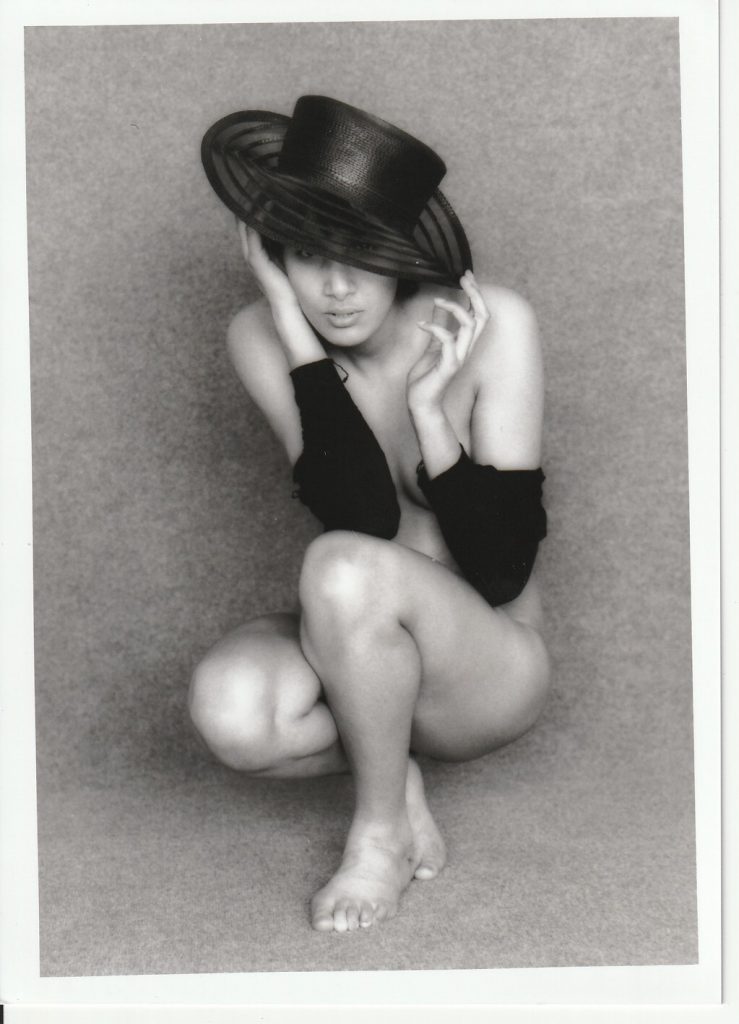 PHOTO argentique NU NOIR ET BLANC format 13X18 circa 1980