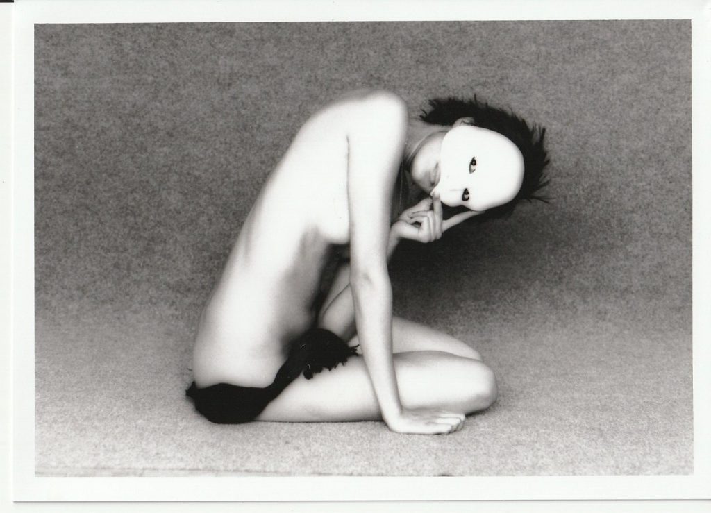PHOTO argentique NU NOIR ET BLANC format 13X18 circa 1980