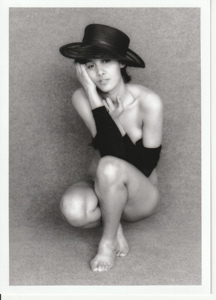 PHOTO argentique NU NOIR ET BLANC format 13X18 circa 1980