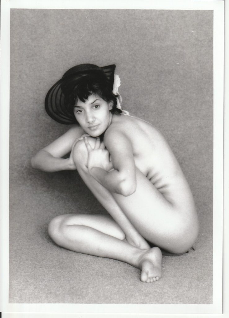 PHOTO argentique NU NOIR ET BLANC format 13X18 circa 1980