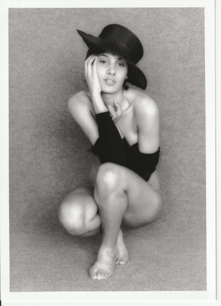 PHOTO argentique NU NOIR ET BLANC format 13X18 circa 1980