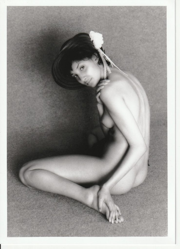 PHOTO argentique NU NOIR ET BLANC format 13X18 circa 1980