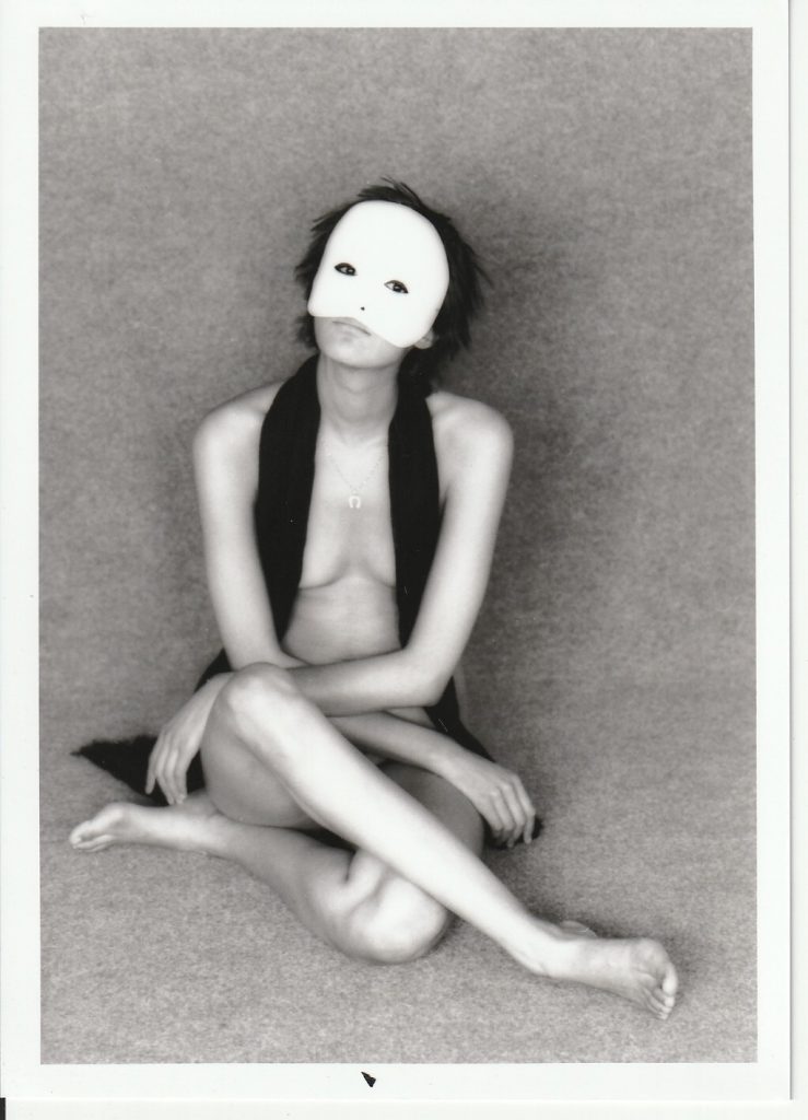 PHOTO argentique NU NOIR ET BLANC format 13X18 circa 1980