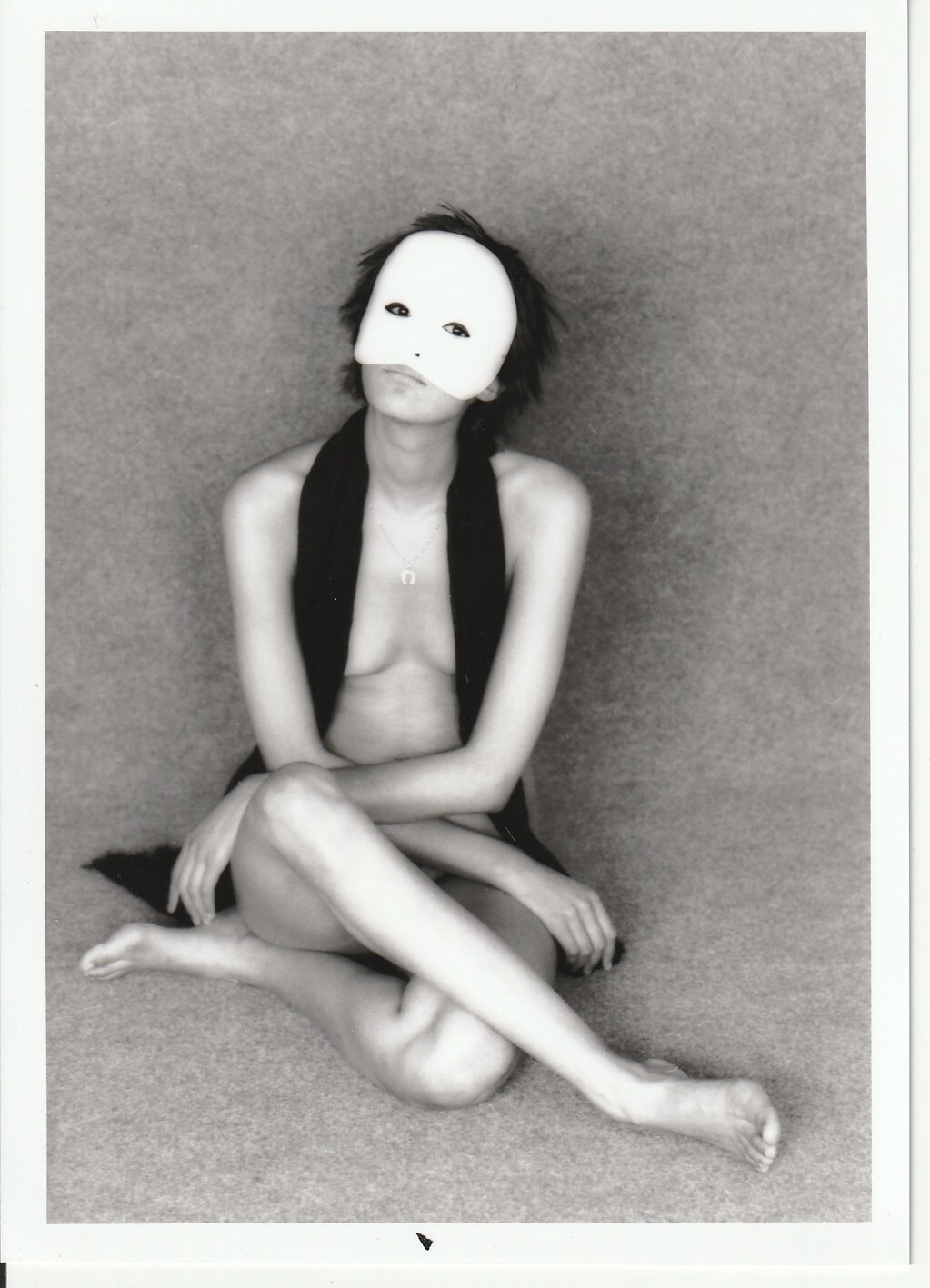 PHOTO argentique NU NOIR ET BLANC format 13X18 circa 1980