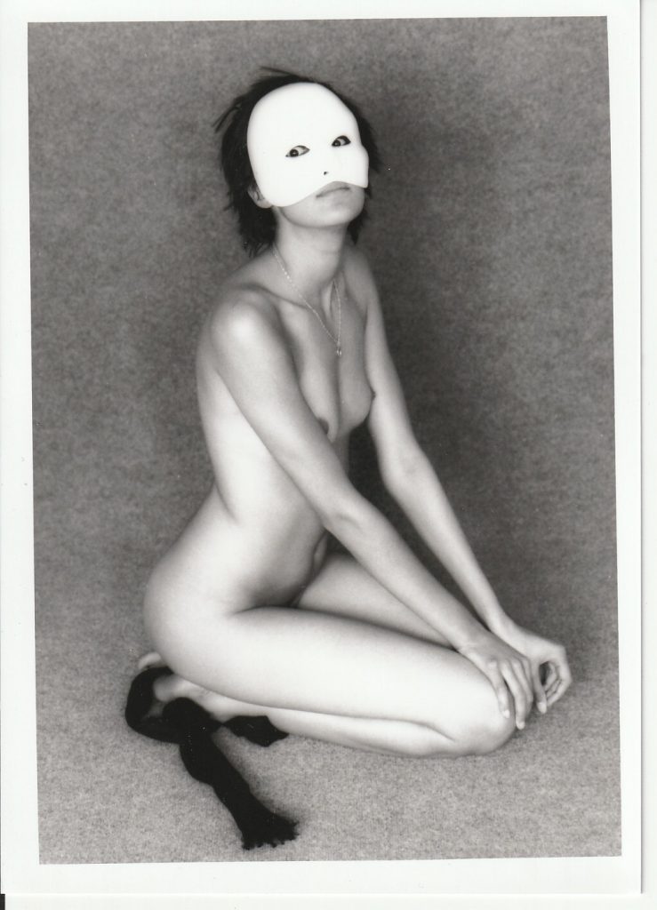 PHOTO argentique NU NOIR ET BLANC format 13X18 circa 1980