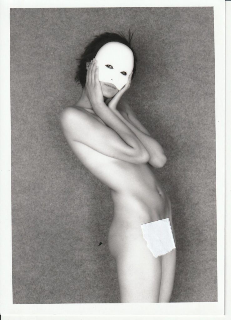 PHOTO argentique NU NOIR ET BLANC format 13X18 circa 1980