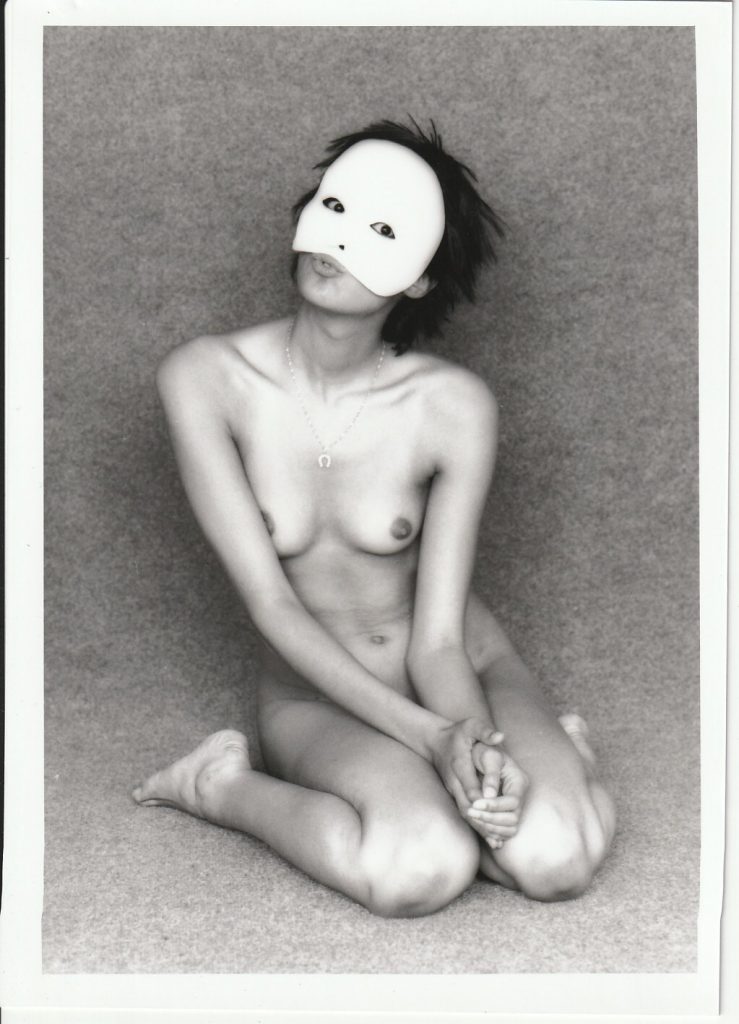PHOTO argentique NU NOIR ET BLANC format 13X18 circa 1980