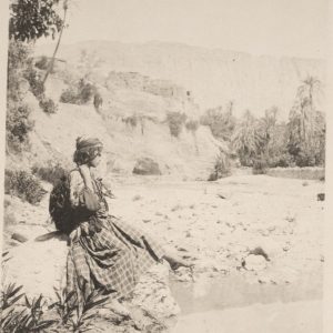 Photogravure	Algérie	Jeune fille au bord de l'eau Oued El-Kantara	1920