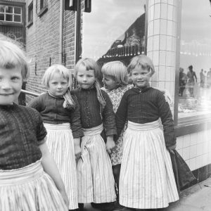 Tirage photo noir blanc enfants folklorique Hollande 40x40cm