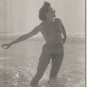 TIRAGE PHOTO	PHOTO CARTE AMATEUR ARGENTIQUE CPA 1960	FEMME NUE SUR LA PLAGE NU