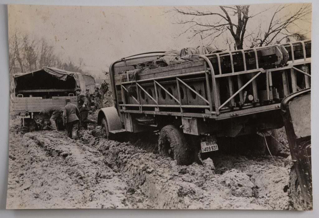 PHOTO Allemagne	Tarnapol, camions de la Wehrmacht  enlisés	11X16CM