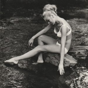 TIRAGE PHOTO	ARGENTIQUE 1950	FEMME NUE AU BORD DE L'EAU 12X13,5CM