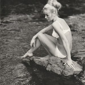 TIRAGE PHOTO	ARGENTIQUE 1950	FEMME NUE AU BORD DE L'EAU 12X13,5CM