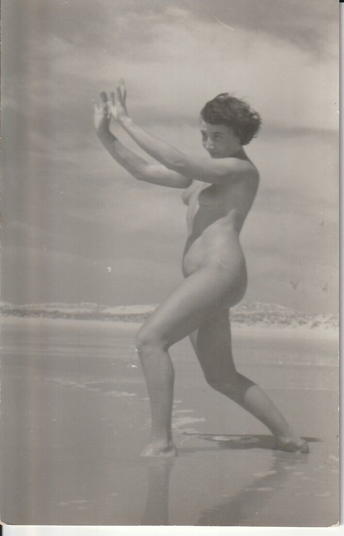 TIRAGE PHOTO PHOTO CARTE AMATEUR ARGENTIQUE CPA 1960 FEMME NUE SUR LA PLAGE NU
