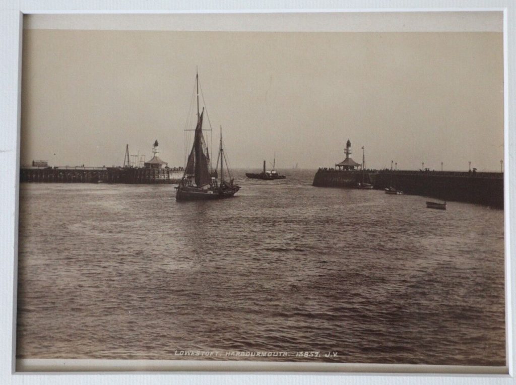 TIRAGE PHOTO	ALBUMINE 1880	LOWESTOFT ANGLETERRE BATEAUX 14X20CM