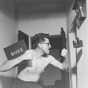 photo sur papier  argentique HOMME TORSE  NU SCENE COMIQUE 1960 format 30x30cm