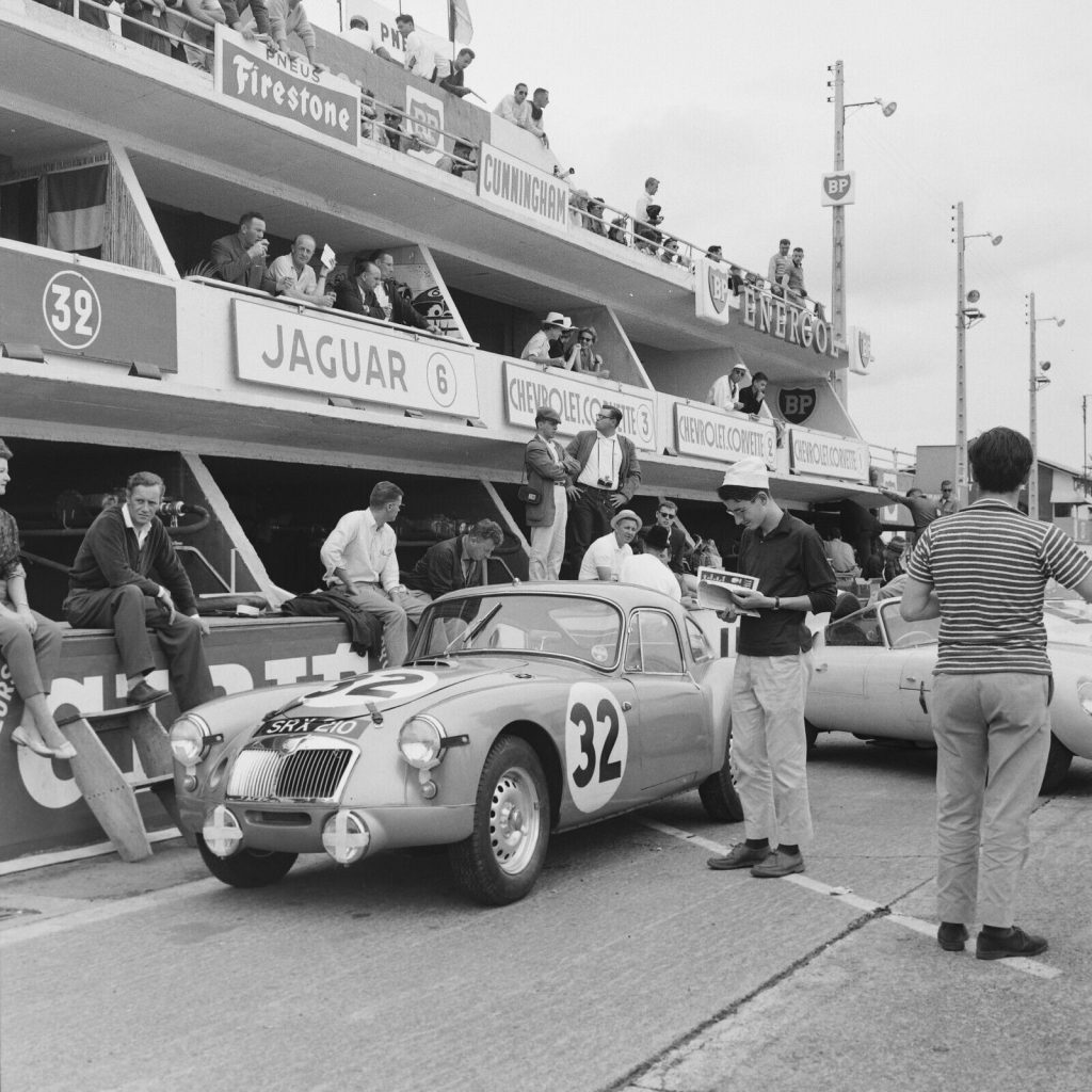 Photo papier argentique 24 HEURES DU MANS JAGUAR 1960 format 30x30cm