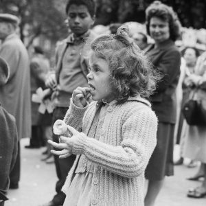 Tirage photo sur papier  argentique photographe ENFANT  1960 format 30x30cm