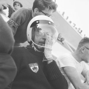 Photo papier  argentique 24 HEURES DU MANS PILOTE 1960 format 30x30cm