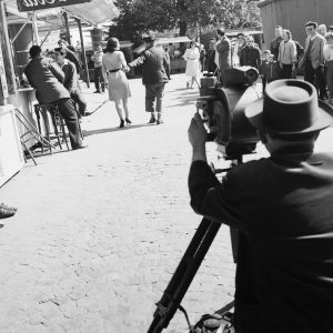 photo sur papier  argentique photographe CAMERAMAN 1960 format 30x30cm