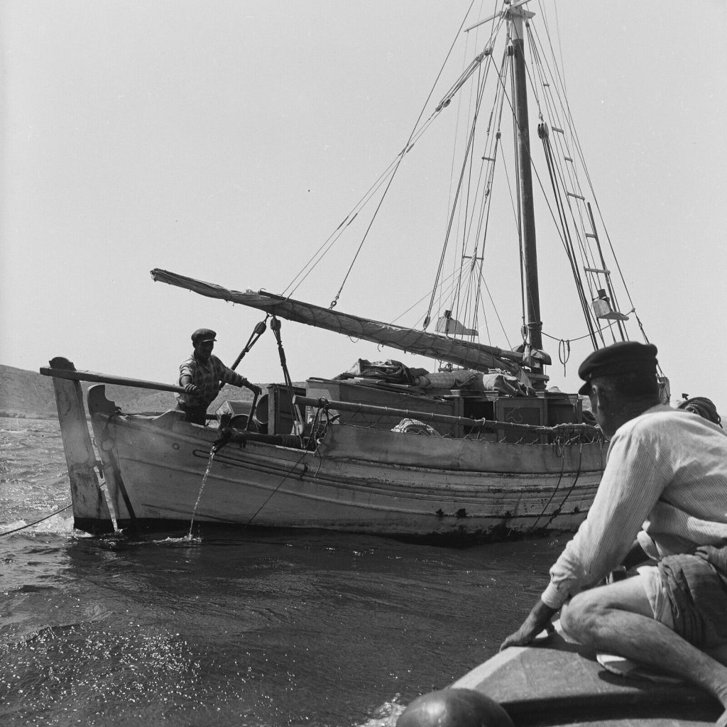 Photo papier argentique Baryté Grèce pécheur 1960 format 30x30cm