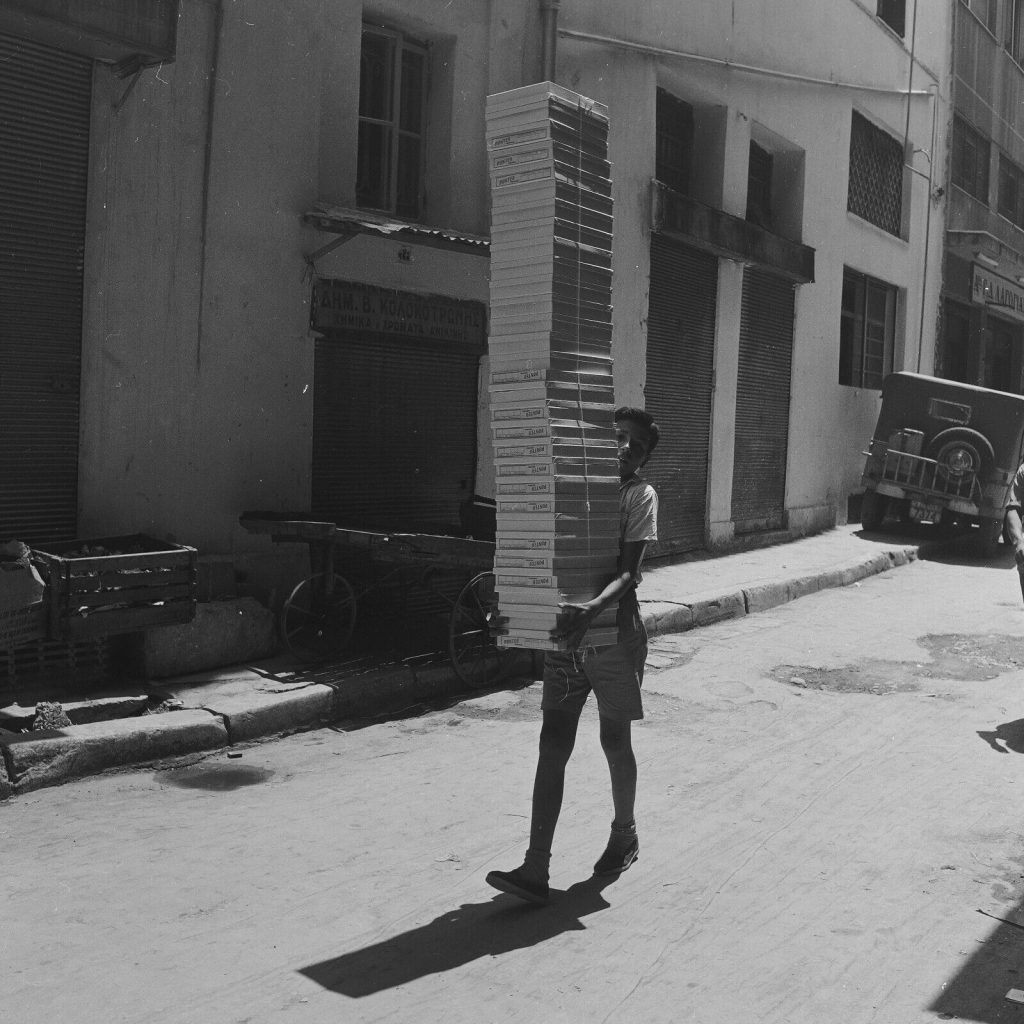 Photo papier argentique Baryté Grèce ENFANT 1960 format 30x30cm