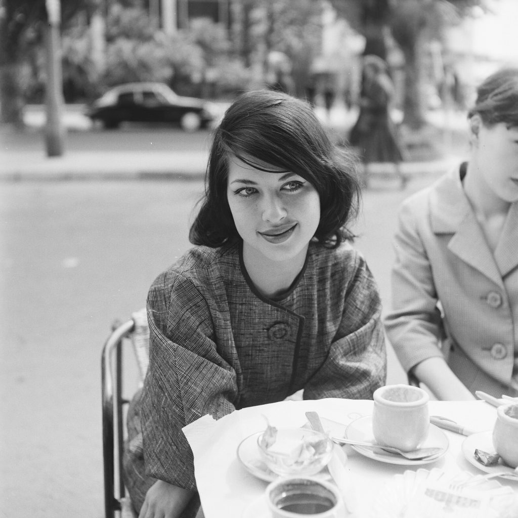 Tirage Photo sur papier  argentique femme parisienne PARIS  1960 format 30x30cm