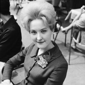 Tirage Photo sur papier  argentique femme parisienne PARIS  1960 format 30x30cm