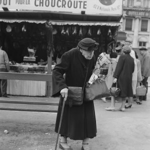 Photo sur papier  argentique GRAND MERE PARIS 1960 format 30x30cm